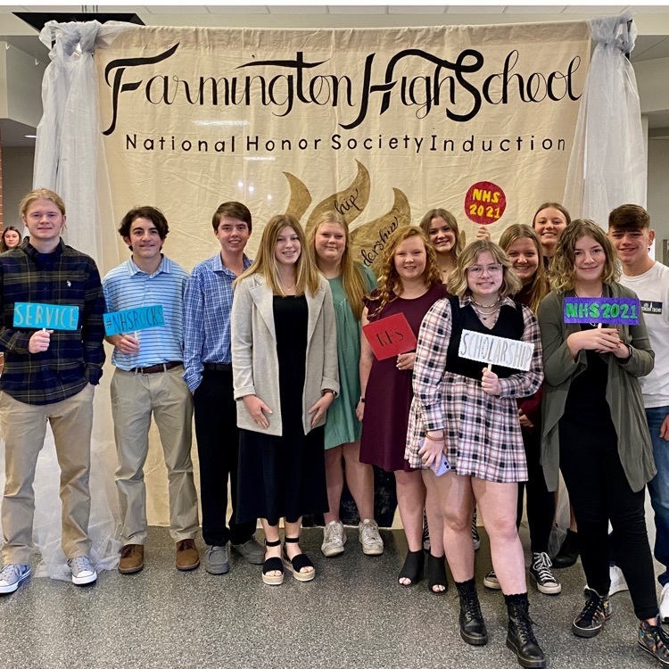 a group do students pose in front of a backdrop that says Farmington NHS